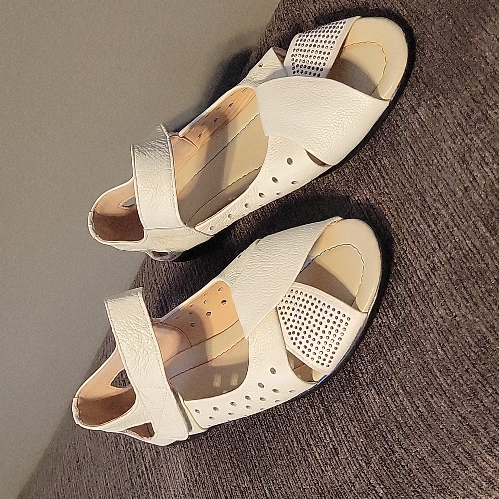 Studded Sandel off white